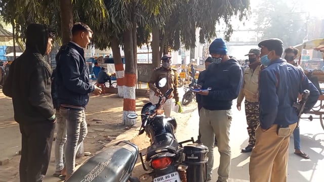जमुई के कचहरी चौक पर एक साथ चला मास्क और हेलमेट चेकिंग अभियान, हजारों रुपए का वसूला गया जुर्माना