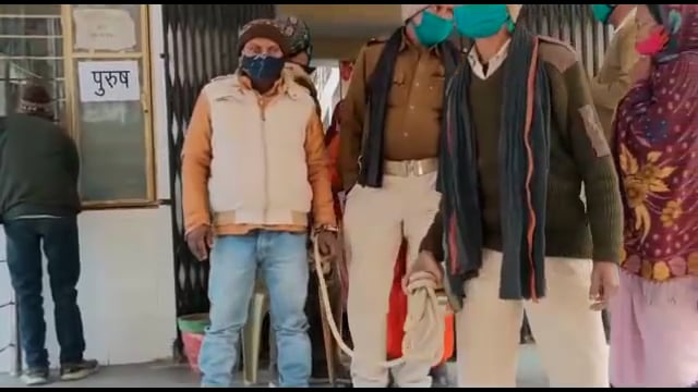 अतिया गांव से महुआ शराब के साथ पुलिस ने एक युवक को किया गिरफ्तार