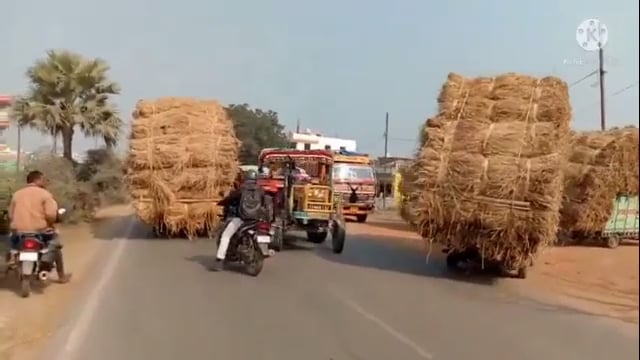 
 हरनौत बाजार में नेवारी से भरी ओवर लोड गाड़ी दे रही है बड़े हादसे का आमंत्रण, किसी भी वक्त हो सकता है हादसा