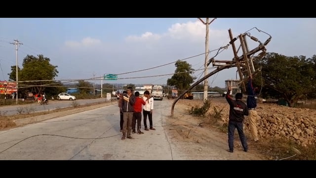 देऊळगाव राजा चिखली रोडवर कुंभारी जवळ ट्रकने धडक दिल्याने वीज खांब कोसळला