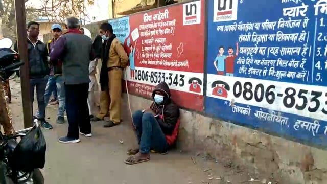 झाझा रेलवे चेकिंग के दौरान देसी शराब झारखंड का एक थैला पाया गया एक बुजुर्ग के पास से