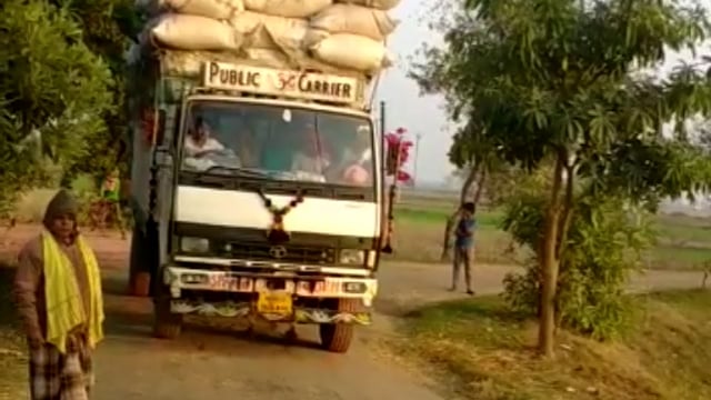 सड़क के बीचो बीच झूल रहा है बिजली का तार दे रहा दुर्घटना को आमंत्रण।