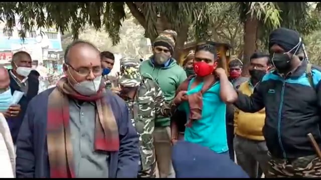 जमुई शहर के कचहरी चौक पर हेलमेट नहीं पहनने पर युवक के साथ अपराधियों जैसा व्यवहार वीडियो वायरल।
मास्क चेकिंग के दौरान