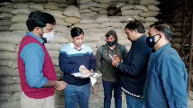 जिला पदाधिकारी यशपाल मीणा ने पकरी वरांवा एवं वारिसलीगंज के विभिन्न टीका केंद्रों का किया औचक निरीक्षण