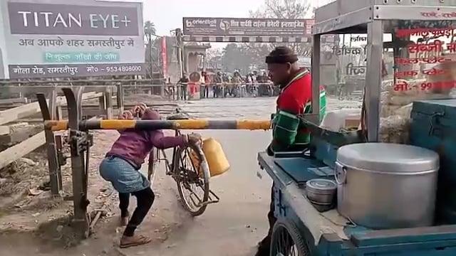 वारिसनगर प्रखंड के मुक्तापुर गुमटी पर फ्लाईओवर नहीं बनने के कारण रोज घंटों लगता है जाम