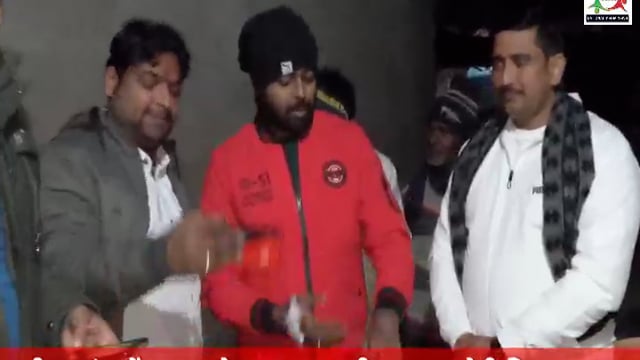 इस भीषण ठंड में गरीबों को राहत पहुंचाते विजय यादव