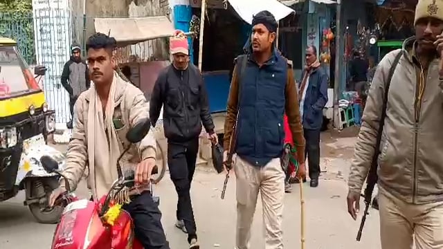 हिलसा थाना गेट के सामने पुलिस ने बाहन चेकिंग अभियान चलाकर वसूला जुर्माना