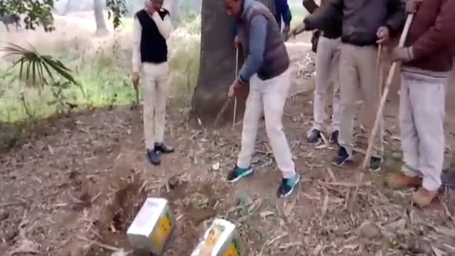 हिलसा थाना क्षेत्र के मदारपुर में पुलिस ने छापामारी अभियान चलाकर भारी मात्रा में अर्ध्यनिर्मित शराब को किया नष्ट