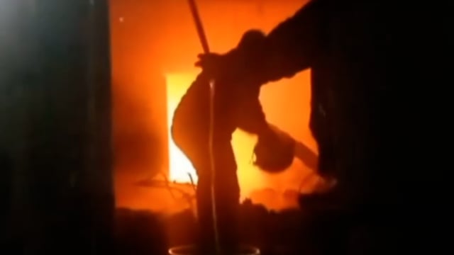 देर रात्रि अचानक दुकान में लग गई आग सारा सामान जलकर हुआ राख।