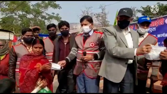 रेड क्रॉस सोसाइटी के द्वारा कोरोना से बचाव को लेकर मास्क वितरण
