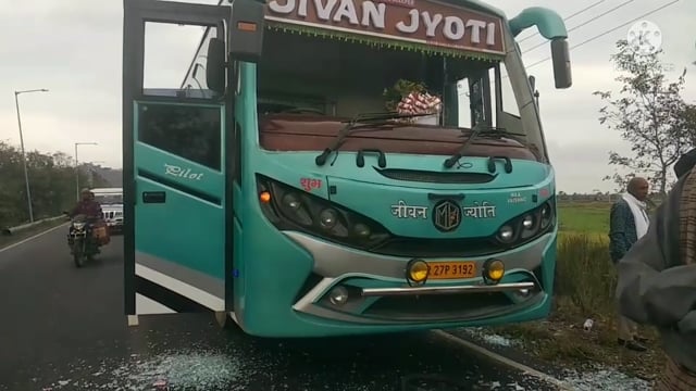 रहिस्म‌ई तरीके से बस का शीशा टुटा, बख्तियारपुर से बस देवघर की ओर जा रही थी :- शेखपुरा