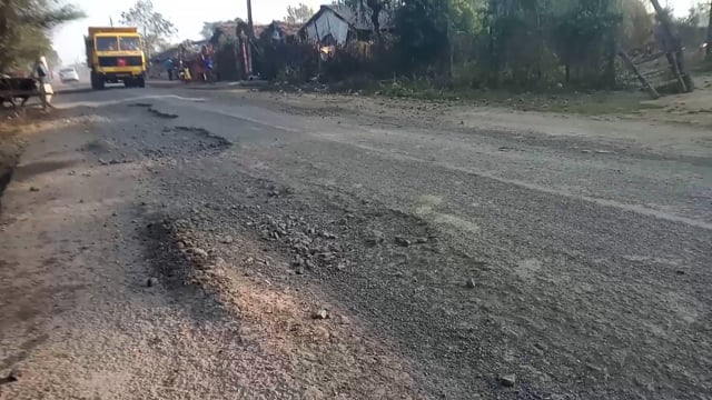 #अहेरी ते महागाव रस्त्याची अती #दुरवस्था..!
नवीन #रस्ता कधी बनवून मिळणार काय माहित असा #नागरिकांचा प्रश्न..?