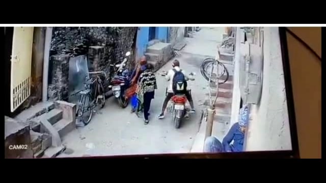 सुरसंड बाजार में बाइक चोरी की घटना सीसीटीवी में हुई कैद