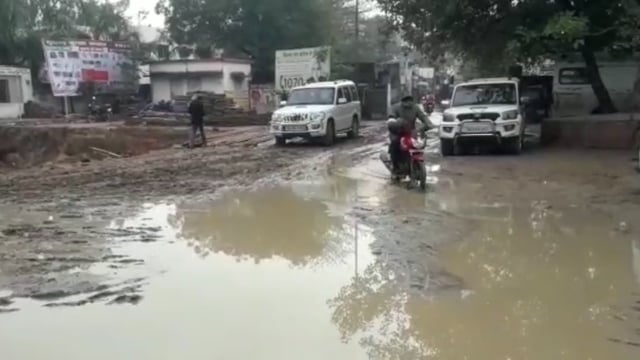 हल्की सी बारिश से सदर अस्पताल का मुख्य द्वार हुआ बदहाल,इलाज के लिए मरीजों को आने में हो रही परेशानी