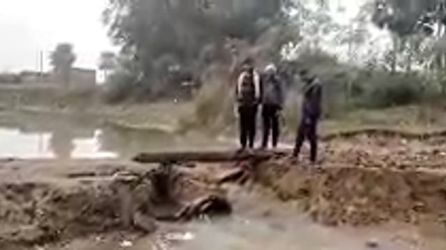 कन्नौज गांव जाने में बना डायवर्सन टूटने से नदी पार करने में ग्रामीणों की हो रही है परेशानी