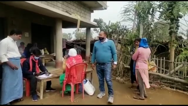 सिरदला प्रखंड के नक्सल प्रभावित गांव बहादुरपुर में प्रखंड विकास पदाधिकारी ने टीका लगवाने के लिए लोगों को किया उत्प्रेरित