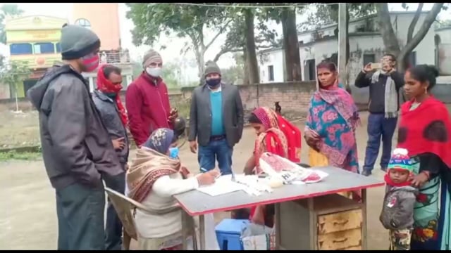 सिरदला प्रखंड विकास पदाधिकारी ने प्राथमिक स्वास्थ्य केंद्र सिरदला में चल रहे कोविड-19 टीकाकरण केंद्र का किए निरीक्षण