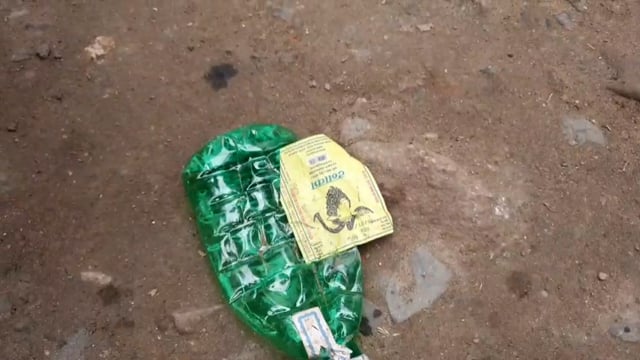 कचहरी मोड़ स्थित गुमटी के नीचे एवं पीछे मिले देशी शराब के खाली बोतल