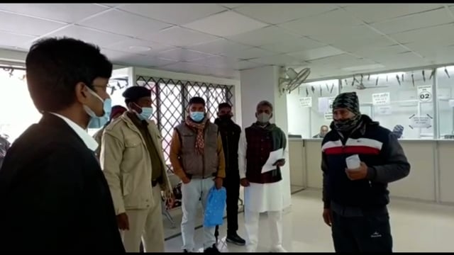 अचानक परिवहन कार्यालय पहुंचे डीएम, डीटीओ मिले गायब, मांगी स्पष्टीकरण