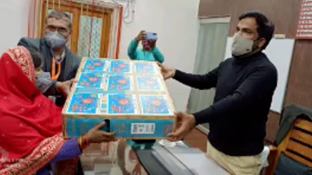 जिला पदाधिकारी यशपाल मीणा ने किया कार्यालय कक्ष में मेगा पुरस्कार वितरण