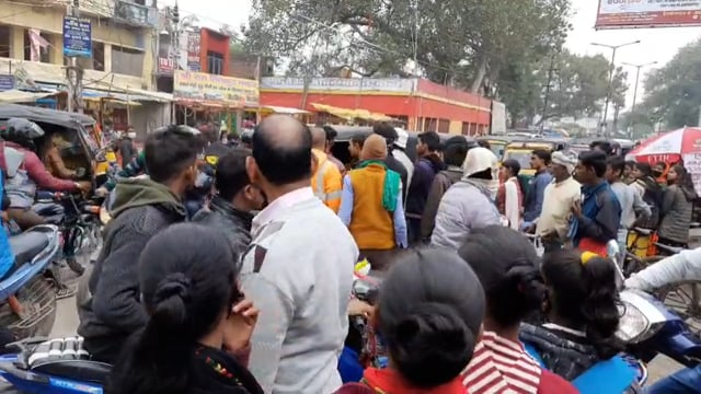 धर्मशाला मोड़ पर गुस्साए छात्र ने ऑटो चालक को पीटा