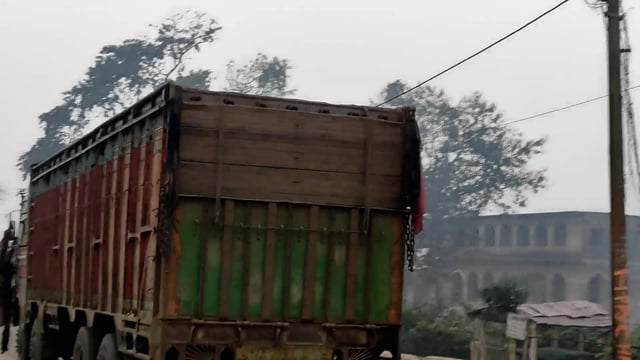 सिमरीबख्तियारपुर में दूसरे जिले से ओवरलोड ट्रक से भरकर आती है बालू, खनन विभाग बना मुगदर्शक