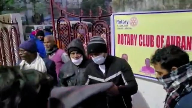 रोटरी क्लब ने सदर अस्पताल में जरूरतमंदों के बीच बांटा कंबल, 200 लोगों को मिली कंपकपाती ठंड से राहत