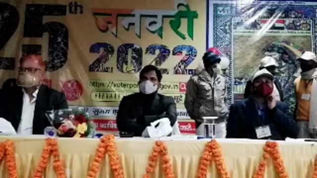डीएम ने किया मतदाता दिवस कार्यक्रम का दीप प्रज्वलित कर शुभारम्भ
