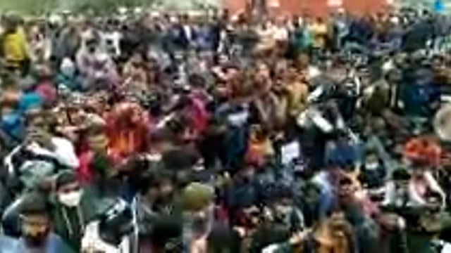 रेलवे स्टेशन पर छात्रों ने जमकर मचाया उत्पात ,पटरी बिछाने वाली मशीन को किया आग के हवाले