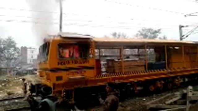 पटरी बिछाने वाली मशीन को उत्पातीयों ने किया आग के हवाले