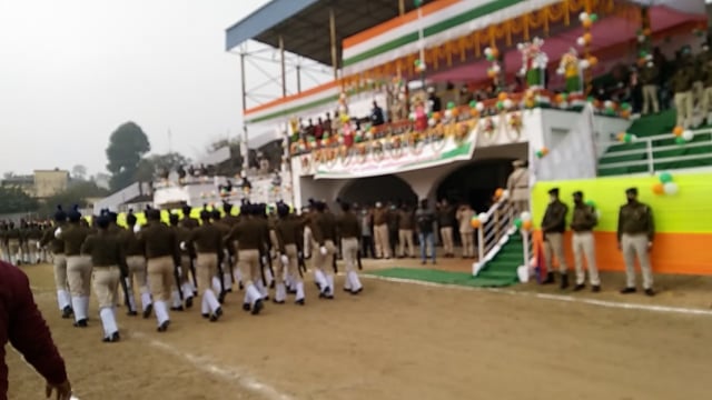 जमुई श्री कृष्ण सिंह स्टेडियम का सीन झंडोत्तोलन करते