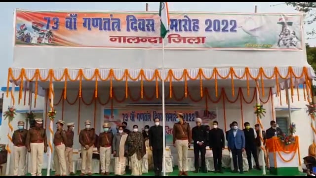 सोगरा स्कूल के प्रांगण में झंडातोलन करते नालंदा जिला पदाधिकारी और पुलिस अधीक्षक