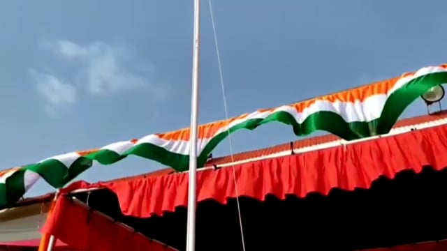 किरन्दुल एनएमडीसी परियोजना अधिशासी निदेशक ने फुटबॉल ग्राउंड में किया ध्वजारोहण सीआईएसएफ जवानों के परेड की ली सलामी