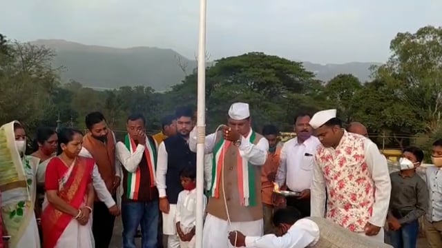 किरन्दुल नगरपालिका अध्यक्ष मृणाल राय ने गणतंत्र दिवस के मौके पर  कार्यालय में किया ध्वजारोहण