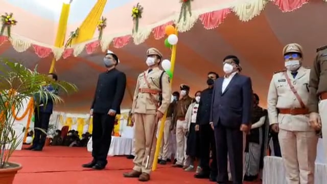 पूरे आन,बान और शान के साथ गांधी मैदान में फहरा तिरंगा,जिलाधिकारी ने किया ध्वजारोहण