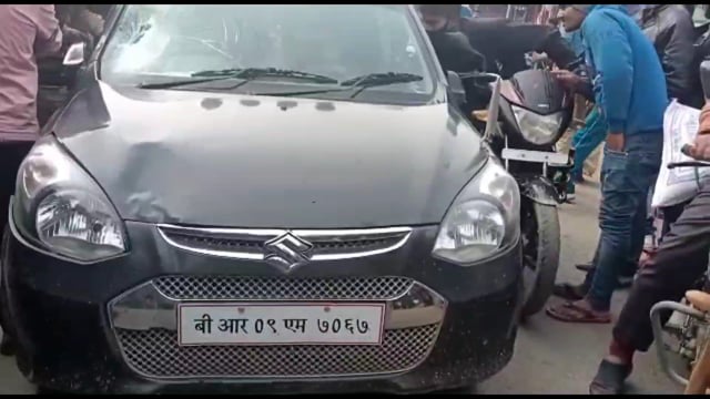 लखीसराय सूर्यगढ़ा मुख्य मार्ग के समीप वाहन चालक ने बाइक सवार युवक को मारी जोरदार टक्कर युवक  गंभीर रूप से घायल