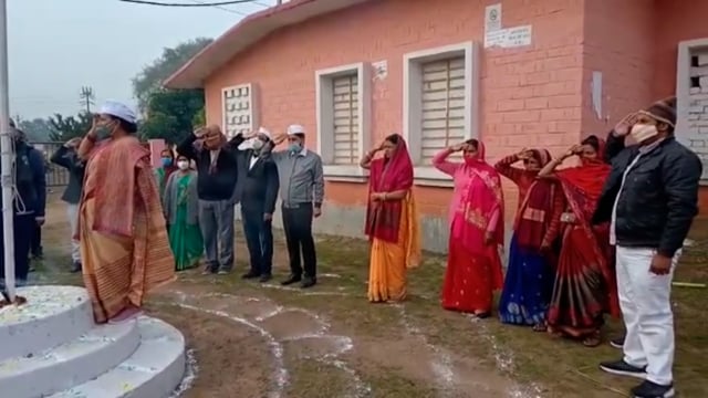 प्रखंड कार्यालय परिसर में प्रखंड प्रमुख इंदु कुमारी ने झंडोत्तोलन किया।