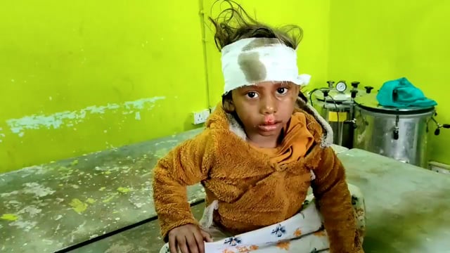 बाइक की चपेट में आने से बच्ची घायल, पीएचसी में किया गया इलाज