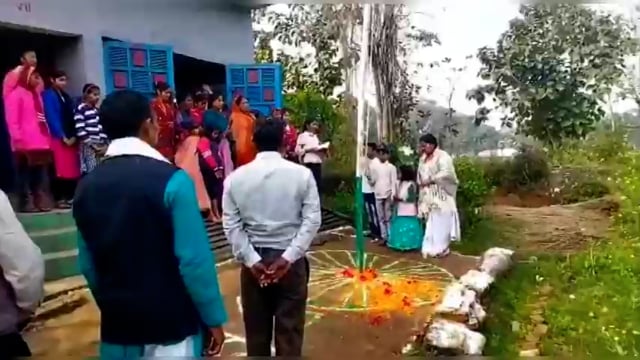 जिला पार्षद अनुप्रिया ने टिकारी स्थित आवास पर क्षेत्र के नागरिकों की उपस्थिति में किया झंडोत्तोलन