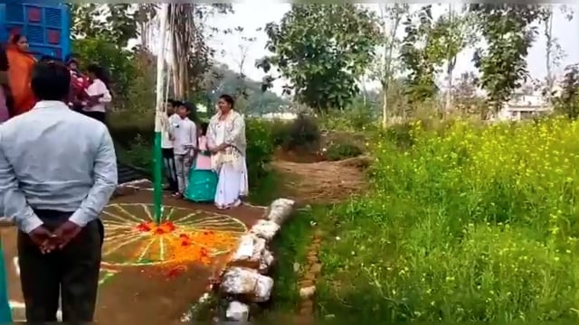 टिकारी स्थित अपने आवास पर झंडोत्तोलन करते जिला पार्षद अनुप्रिया