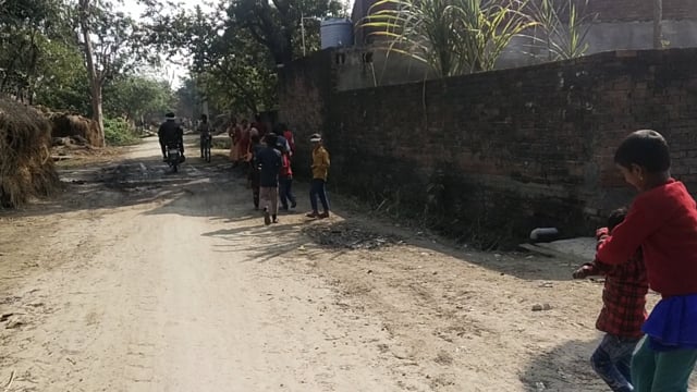 प्रतापगढ़ जिले के बिहार ब्लॉक में झंडारोहण में बच्चों की नहीं बुलाने की अनुमति के बावजूद भी लगी भीड़ कोरोना का नहीं डर