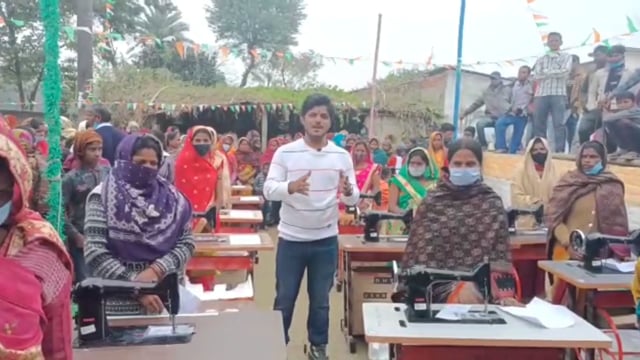 सिमरीबख्तियारपुर प्रखंड़ के भटोनी पंचयात में समाजसेवी मनीष गुप्ता ने गरीबो के बीच सिलाई मशीन का किया वितरण