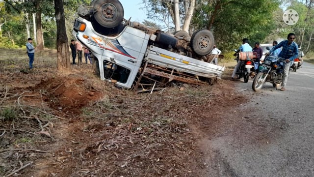कापसी और बड़गांव के बीच पखांजूर जानेवाले मार्ग पर अनियंत्रित होकर बिजली विभाग की वाहन पलटी दो घायल