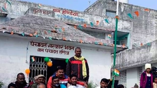 नारदीगंज प्रखंड के ग्राम पंचायत हंडिया के मुखिया अजय पंडित ने हंडिया स्थित पंचायत सरकार भवन में किया झंडोत्तोलन