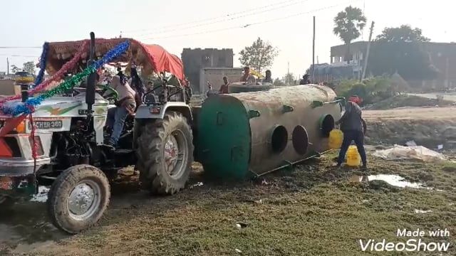 मेसकौर में पीएचसी के समीप पलटा पानीसे भरा टैंकर,बाल बाल बचा चालक