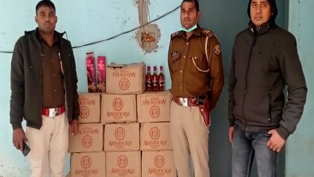 हिलसा शहर के पश्चमी पटेल नगर स्थित अर्ध्यनिर्मित मकान से पुलिस ने 14 कार्टून अंग्रेजी शराब और दो बाईक किया बरामद