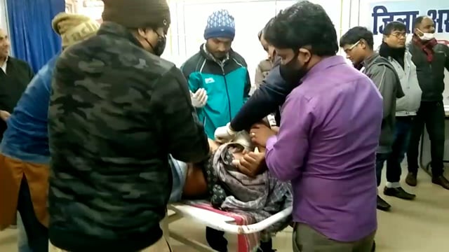 संतु भगवान ना गांव में दो पक्षों के बीच रोड़े बाजी और गोली चली दो व्यक्ति को गोली लगा एक पटना रेफर  अस्पताल में इलाज