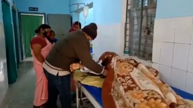 प्रखंड कार्यालय में कार्य करने के दौरान चक्कर खाकर गिरा कर्मी इलाज लिए कराया गया भर्ती।