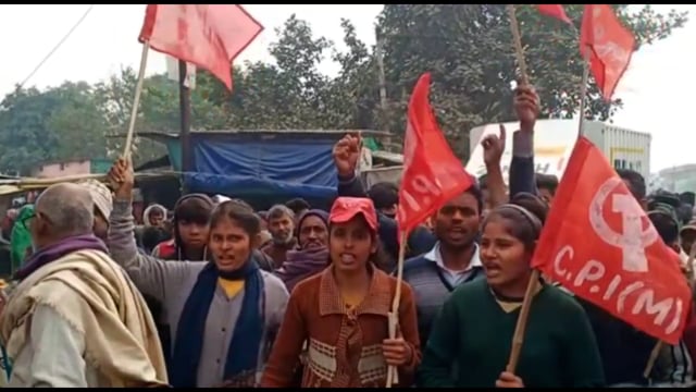 रेलवे परीक्षा में बदलाव को लेकर छात्र संगठन के बिहार बंद के आवाहन पर चंडी स्टैंड के पास सड़क को किया जाम