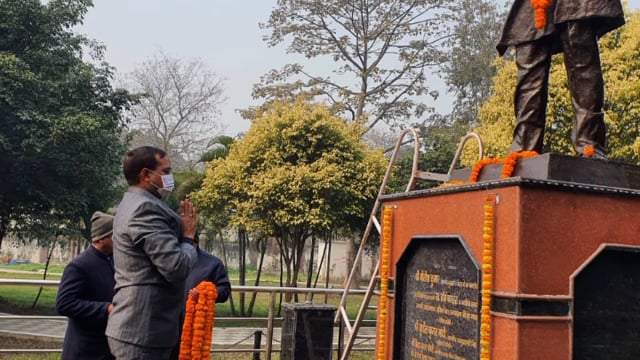 जॉर्ज फर्नांडिस के पुण्यतिथि के अवसर पर स्थानीय सिटी पार्क में जिलाधिकारी ने उनके प्रतिमा पर किया मालार्पण